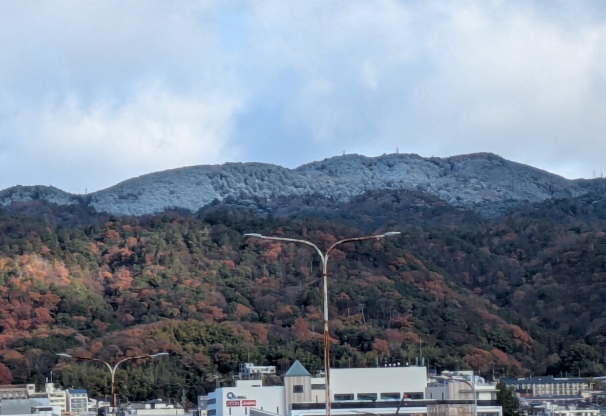 初雪の箕面の山々