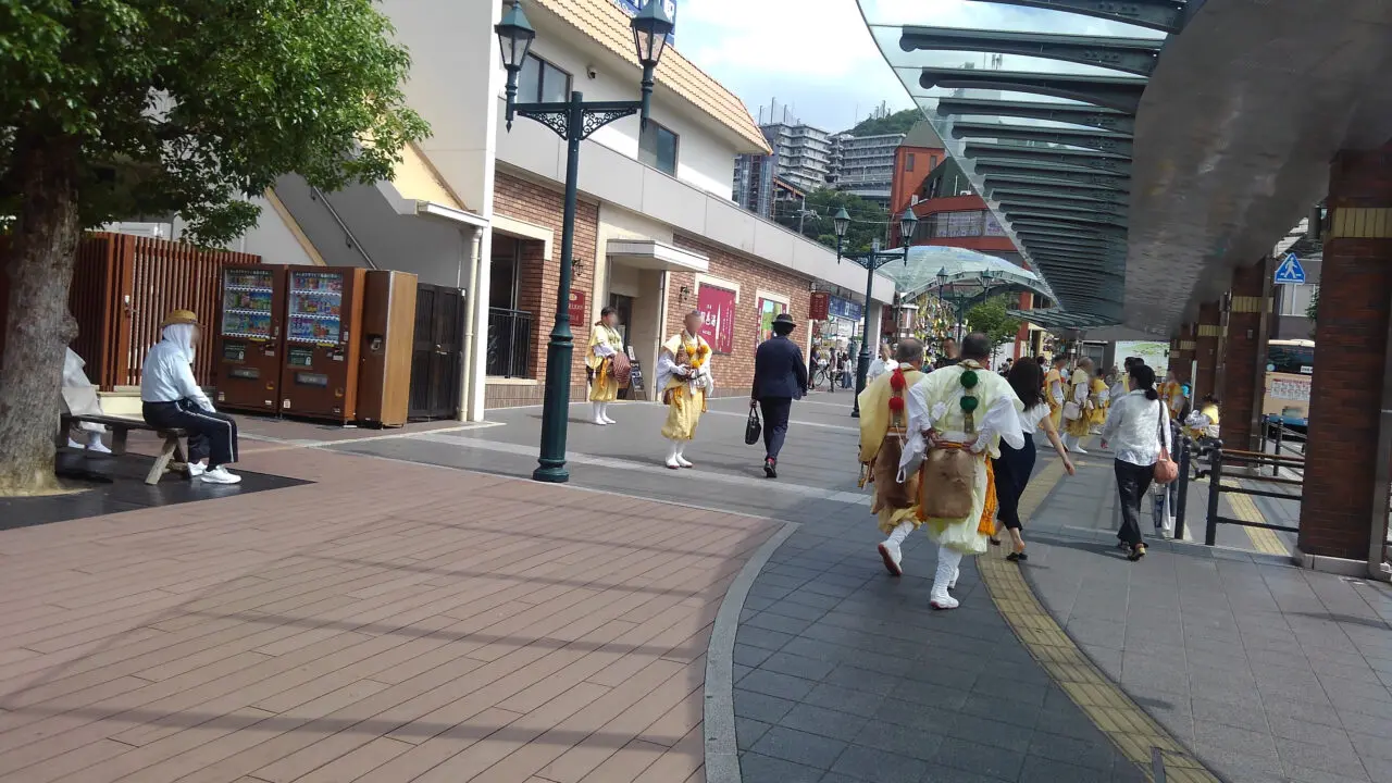 箕面駅前に集まる山伏装束の方々