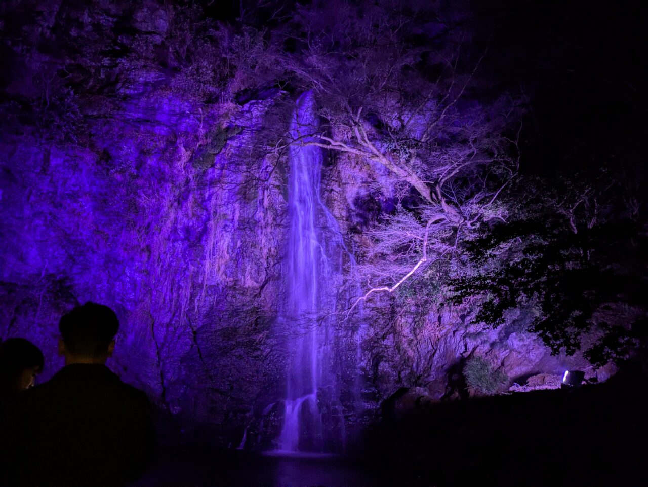 紫色に変化した箕面大滝