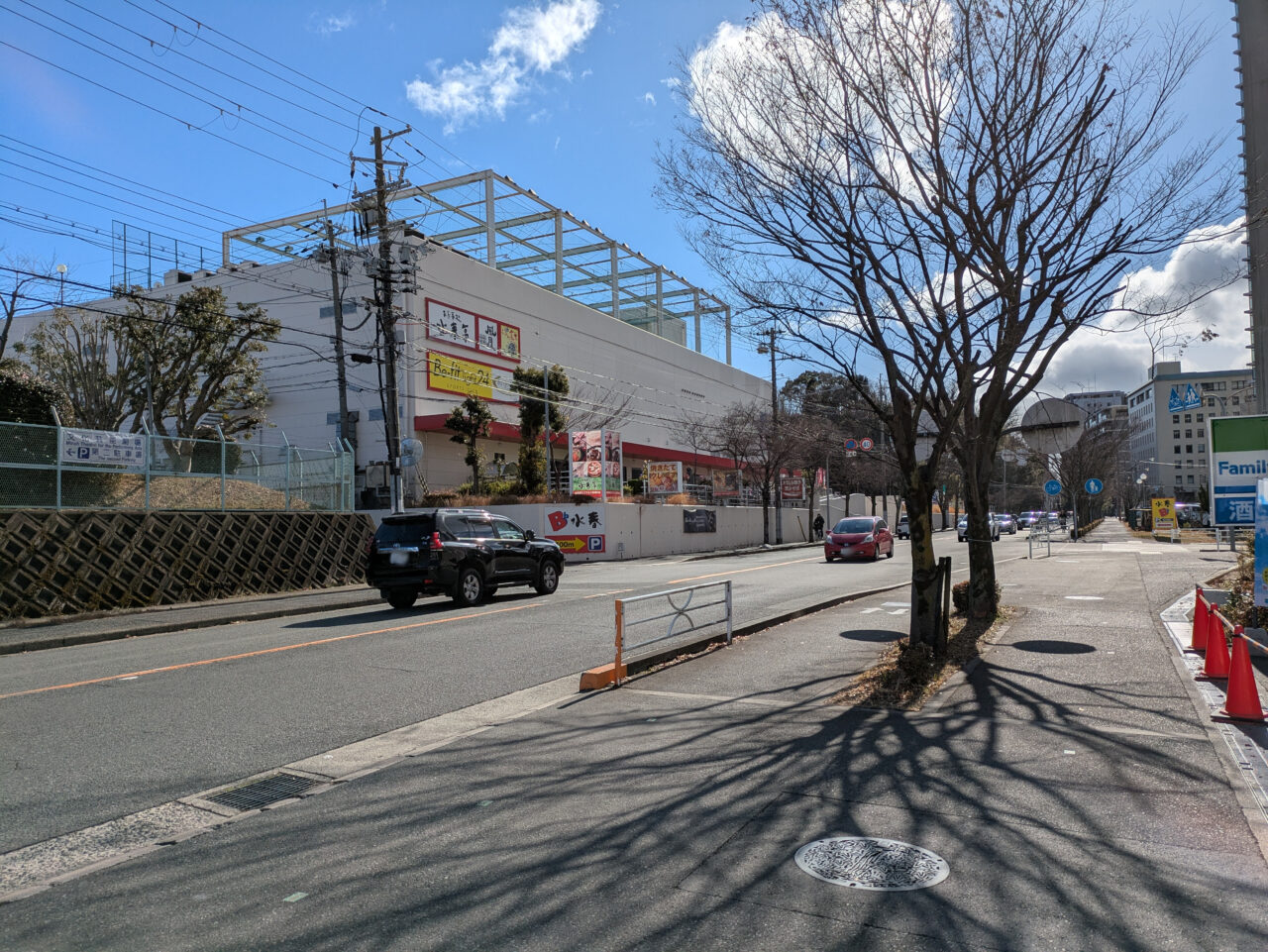 ファミリーマート箕面繊維団地店前の道路