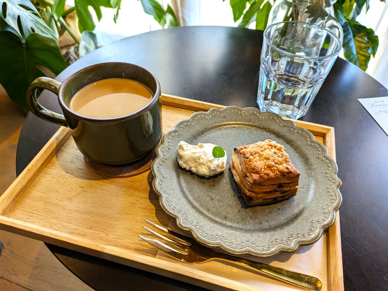 スコーンとカフェラテ