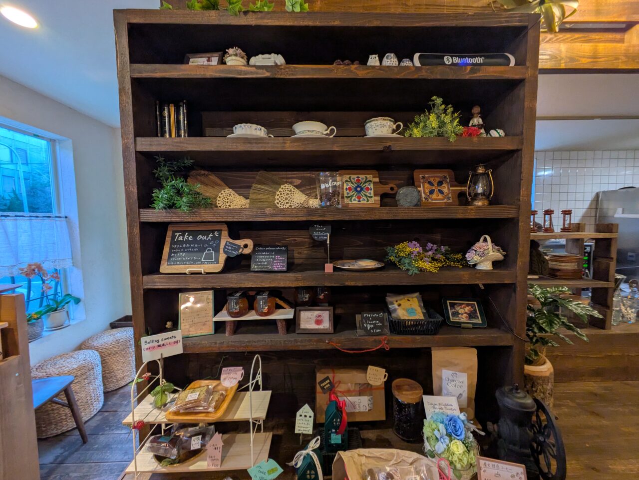 店内の飾り棚