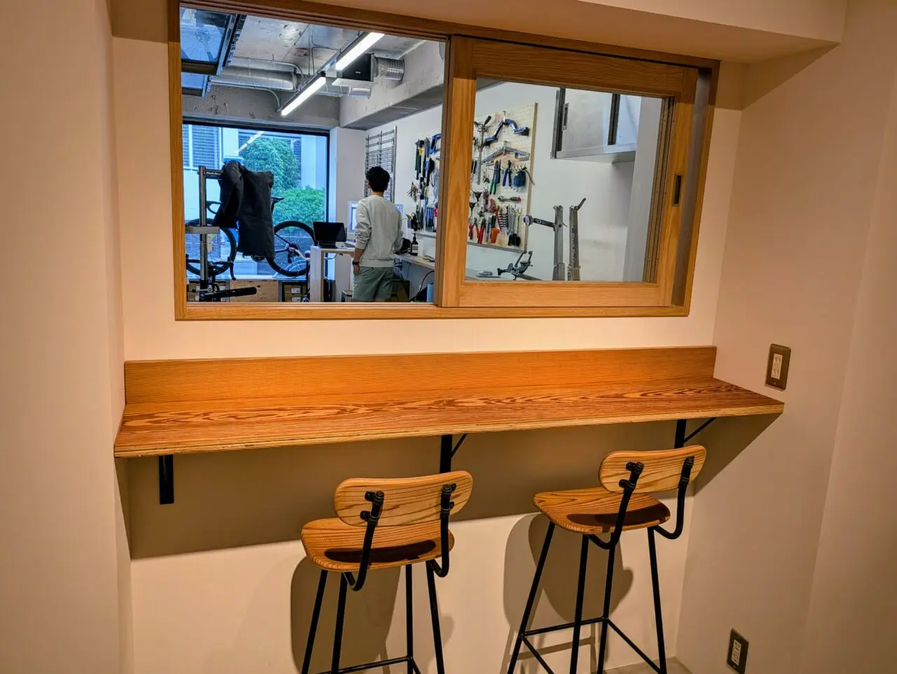カフェスペースから見えるメンテナンススペース