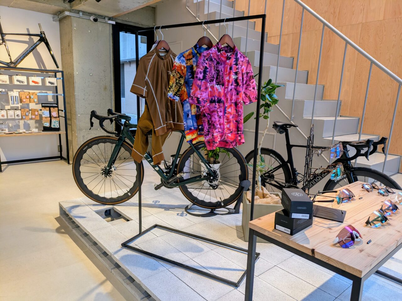店内の自転車グッズ