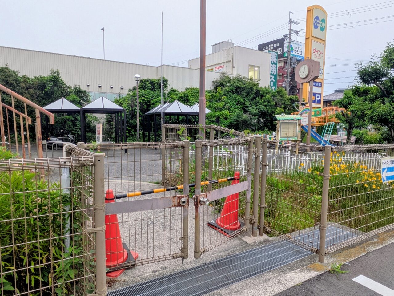 閉鎖された駐輪場への入り口