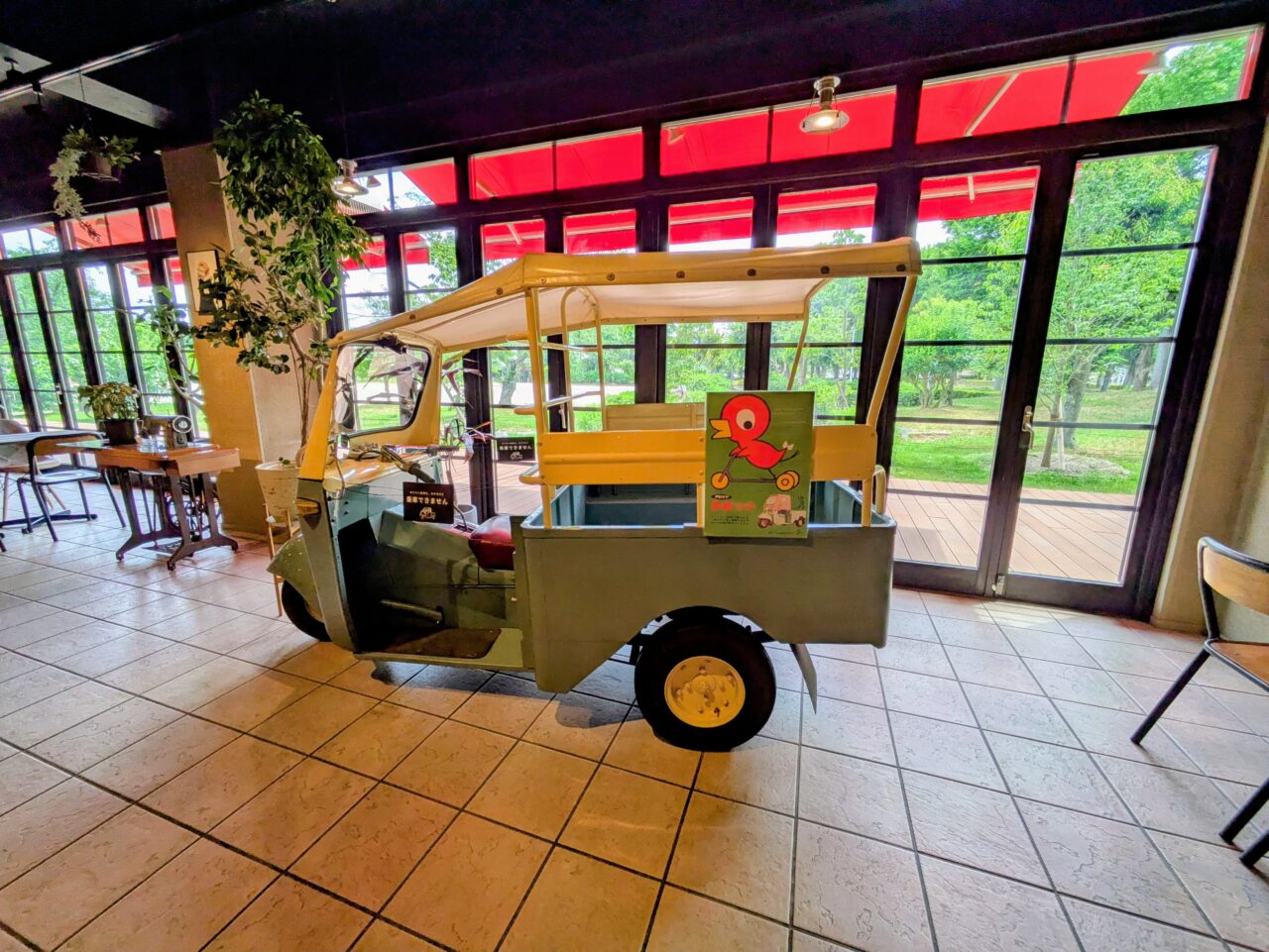 店内に展示されたトゥクトゥク
