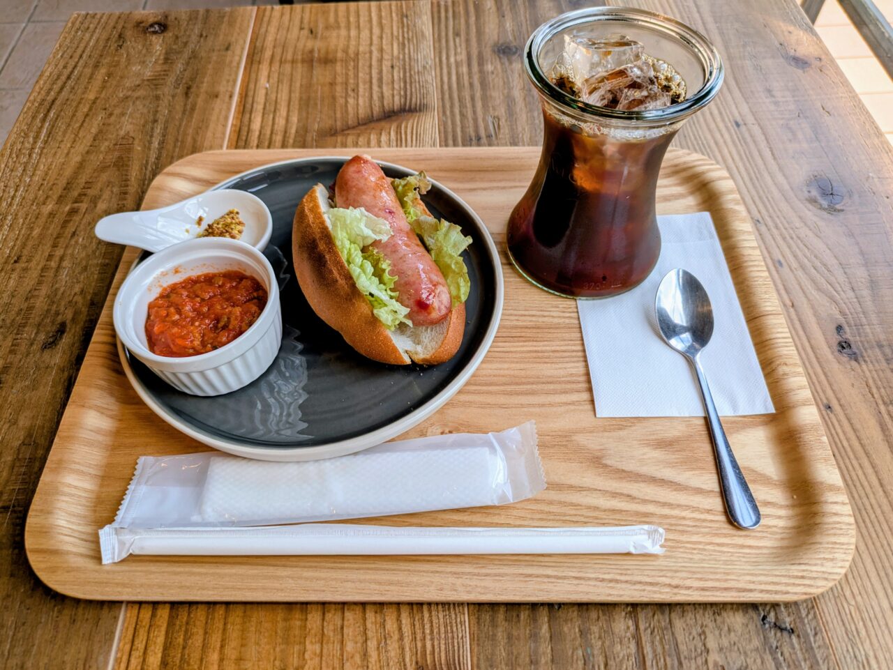 ホットドックとアイスコーヒー