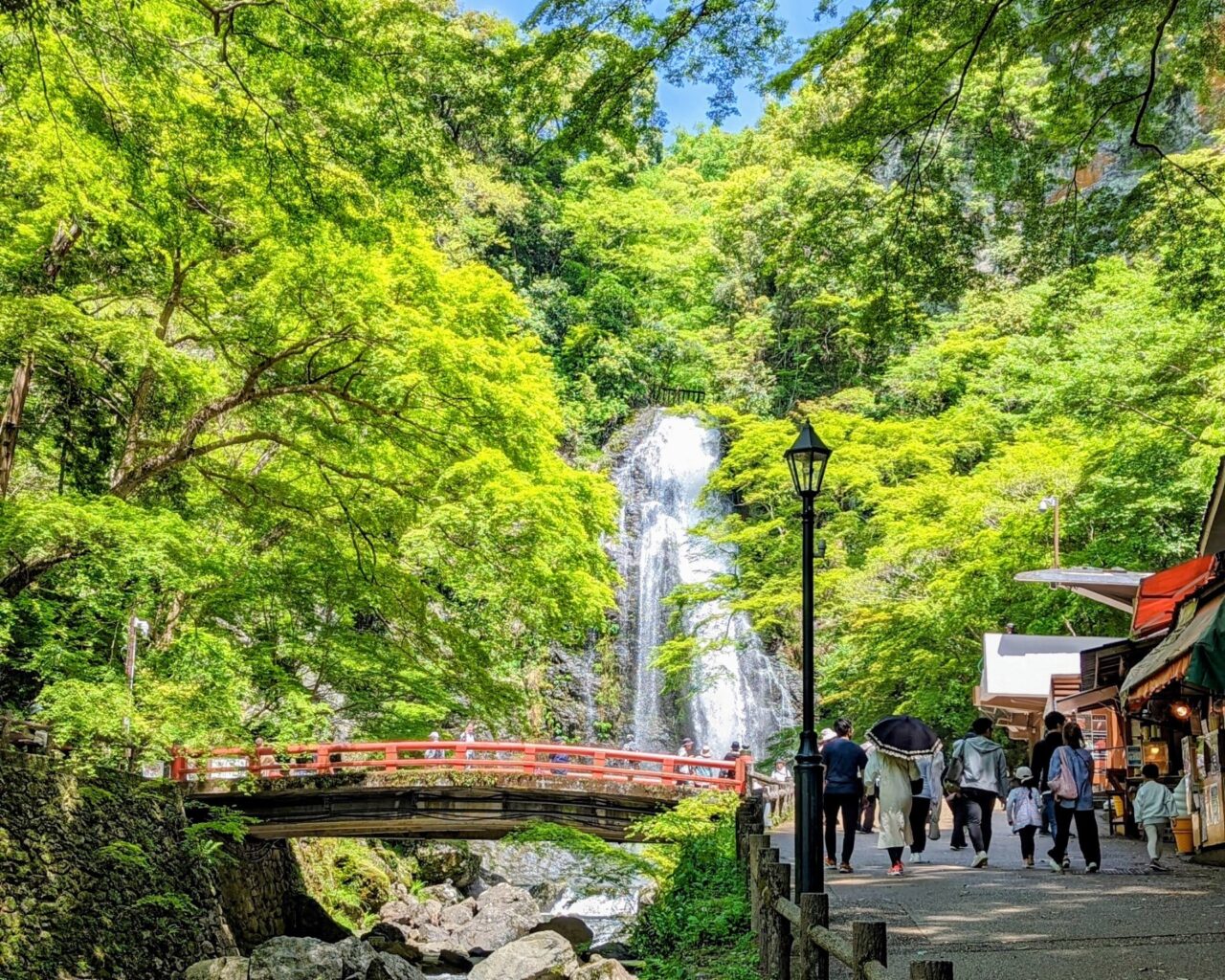 昼間の箕面の滝