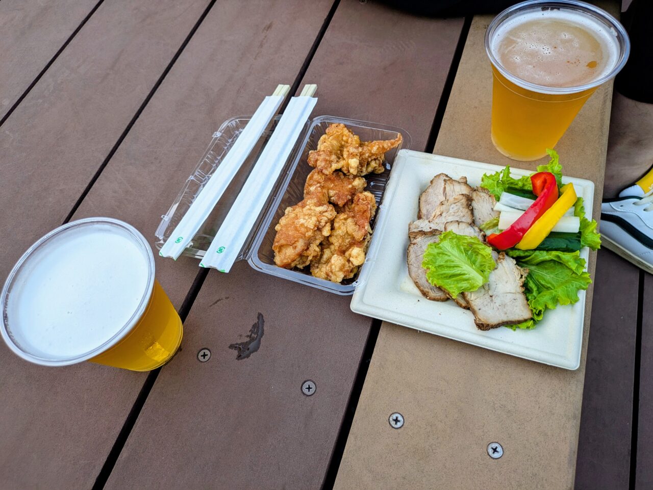 冷たいビールとフード
