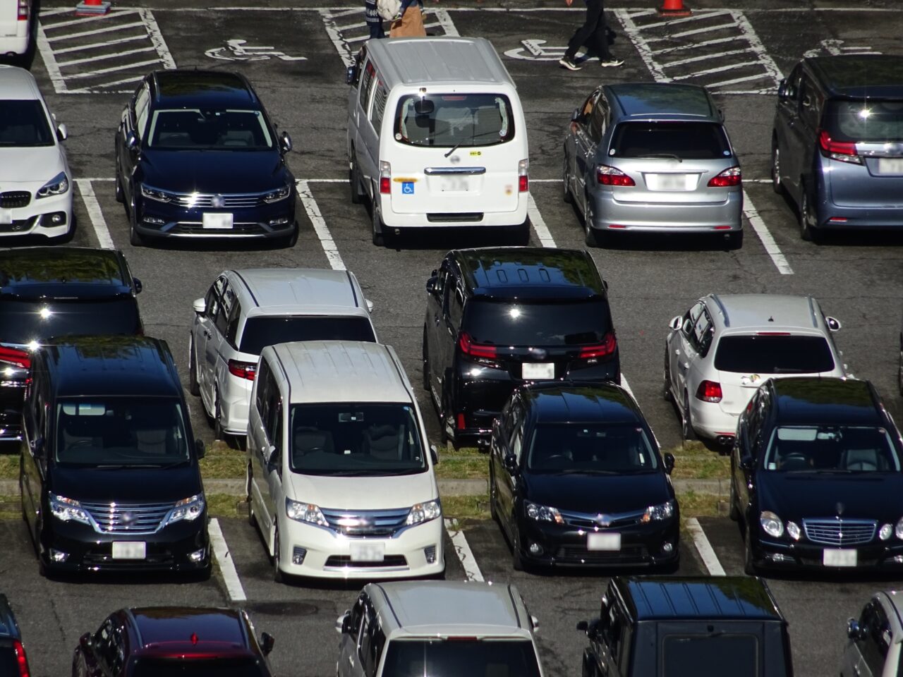 渋滞する駐車場のイメージ