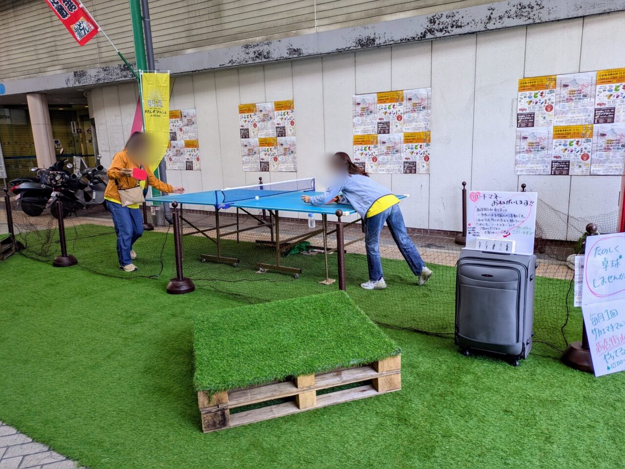 卓球台で楽しむ方々