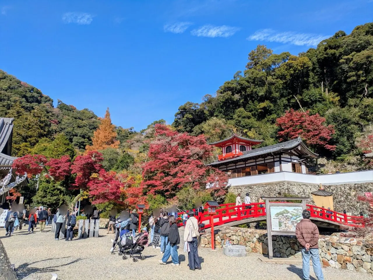 瀧安寺の境内の紅葉