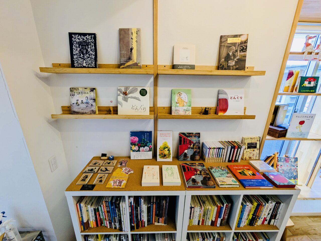 入ってすぐの飾り棚の本達
