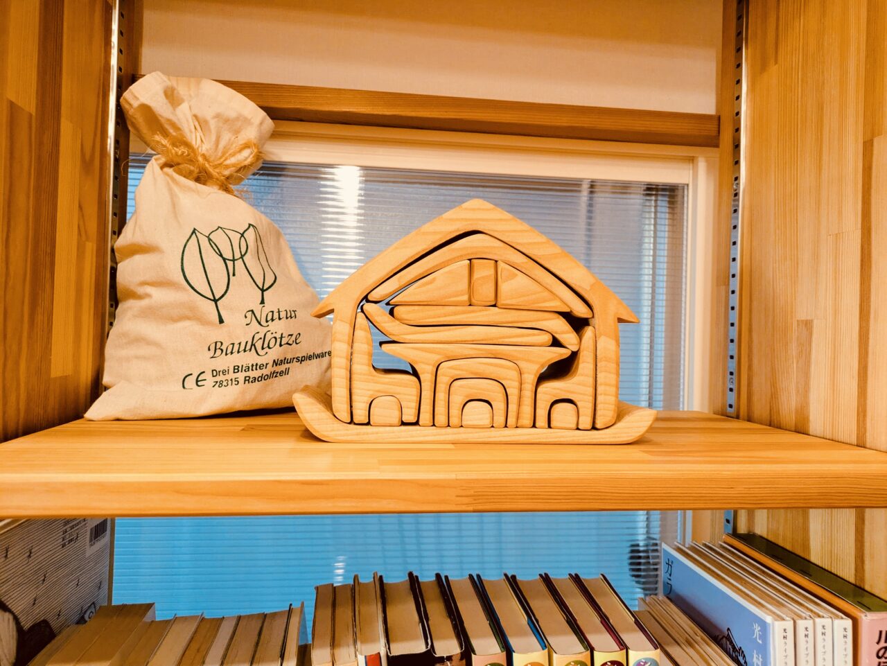 店内の木のオモチャ