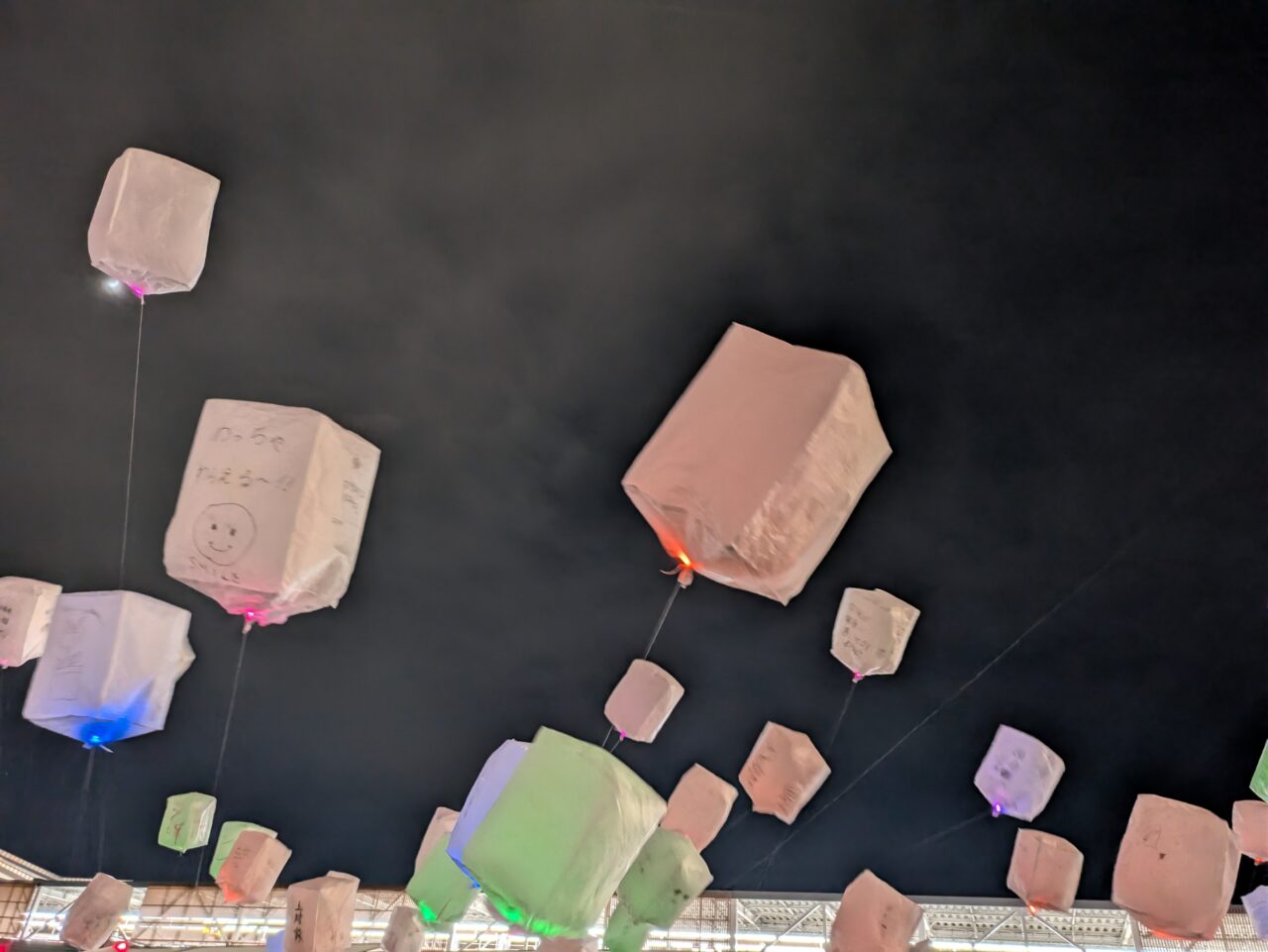 舞い上がるランタン